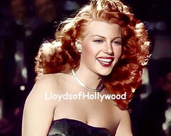 Rita Hayworth interpreta Gilda in abito di raso nero che si esibisce al casinò in una fotografia di spogliarello climatica del 1946