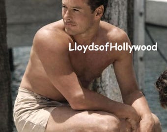 Errol Flynn, affascinante attore e star di Hollywood, a torso nudo con pantaloncini corti, in una foto spontanea del 1939.