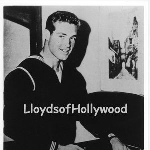 Guy Madison zu Hause auf Urlaub von der Marine in Uniform Foto 1943