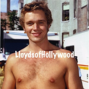 John Schneider, guapo actor y cantante de The Dukes of Hazzard, fotografía espontánea de 1979
