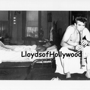 James Dean, bell'attore che suona il flauto Richard Davalos a letto, La valle dell'Eden, fotografia del 1955
