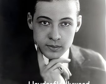 Rudolph Valentino, guapo actor de cine mudo de Hollywood, con el pelo peinado hacia atrás, fotografía de 1918