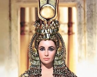 Elizabeth Taylor, attrice di Hollywood, bellezza glamour, Cleopatra, scollatura, indossa un abito dorato, fotografia mozzafiato del 1962