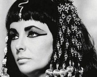 Elizabeth Taylor interpreta Cleopatra - Test dei capelli per il film Epic Test Photograph 1961
