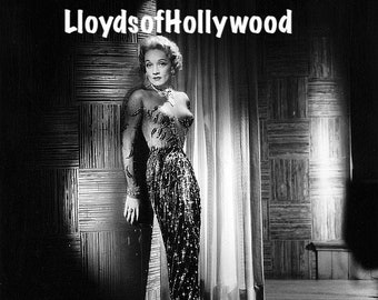 Marlene Dietrich indossa un abito trasparente di Jean Louis, fotografia pioniera del glamour lesbico, 1950