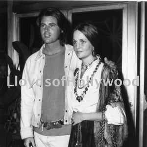 Ricky Nelson bel cantante attore e leggenda televisiva con la sua adorabile moglie Kristin entrambi vestiti in modo casual fotografia candida anni &#39;70