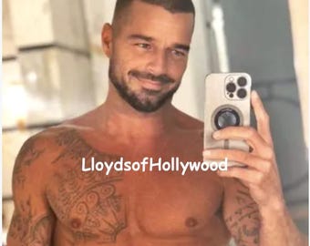 Ricky Martin, bell'attore, cantante e rock star, tatuato sul petto e sulle braccia, selfie spontaneo a torso nudo