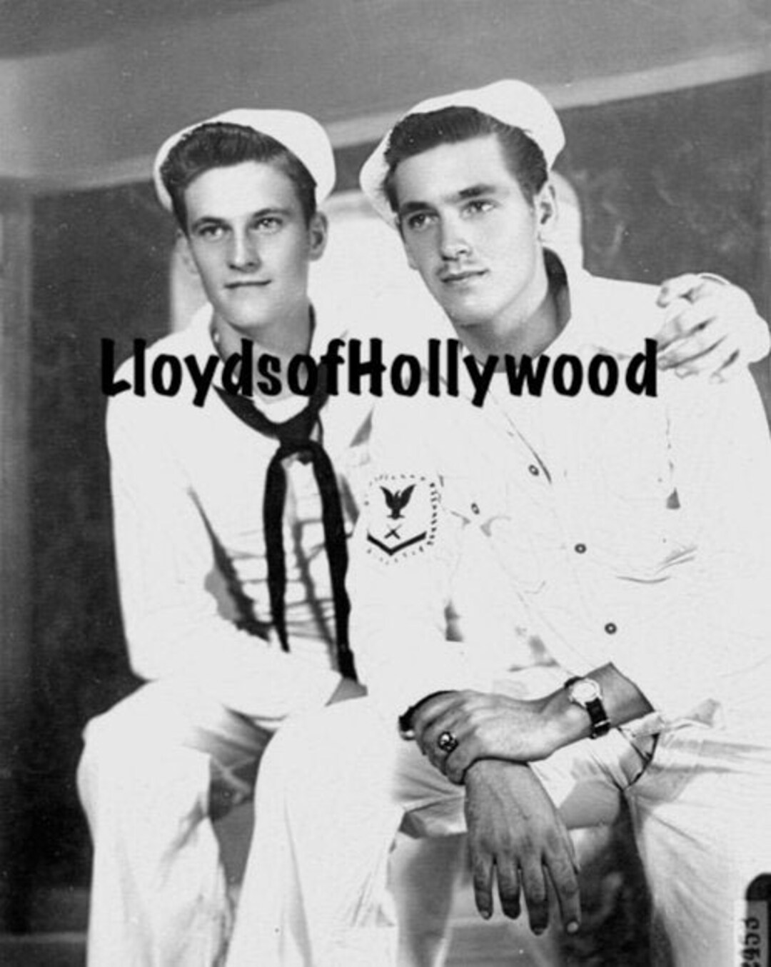 アメリカ軍人 白い制服を着たハンサムな海軍仲間が抱き合う写真 1940