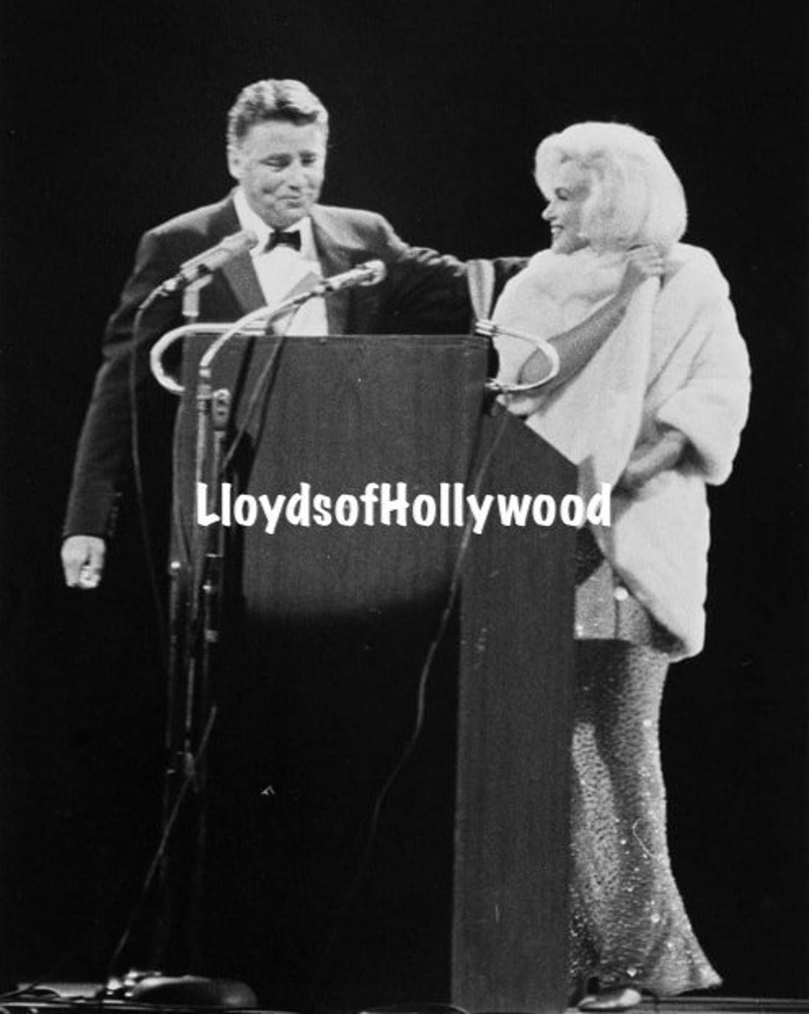ピーター・ローフォードがステージ上でマリリン・モンローを紹介する