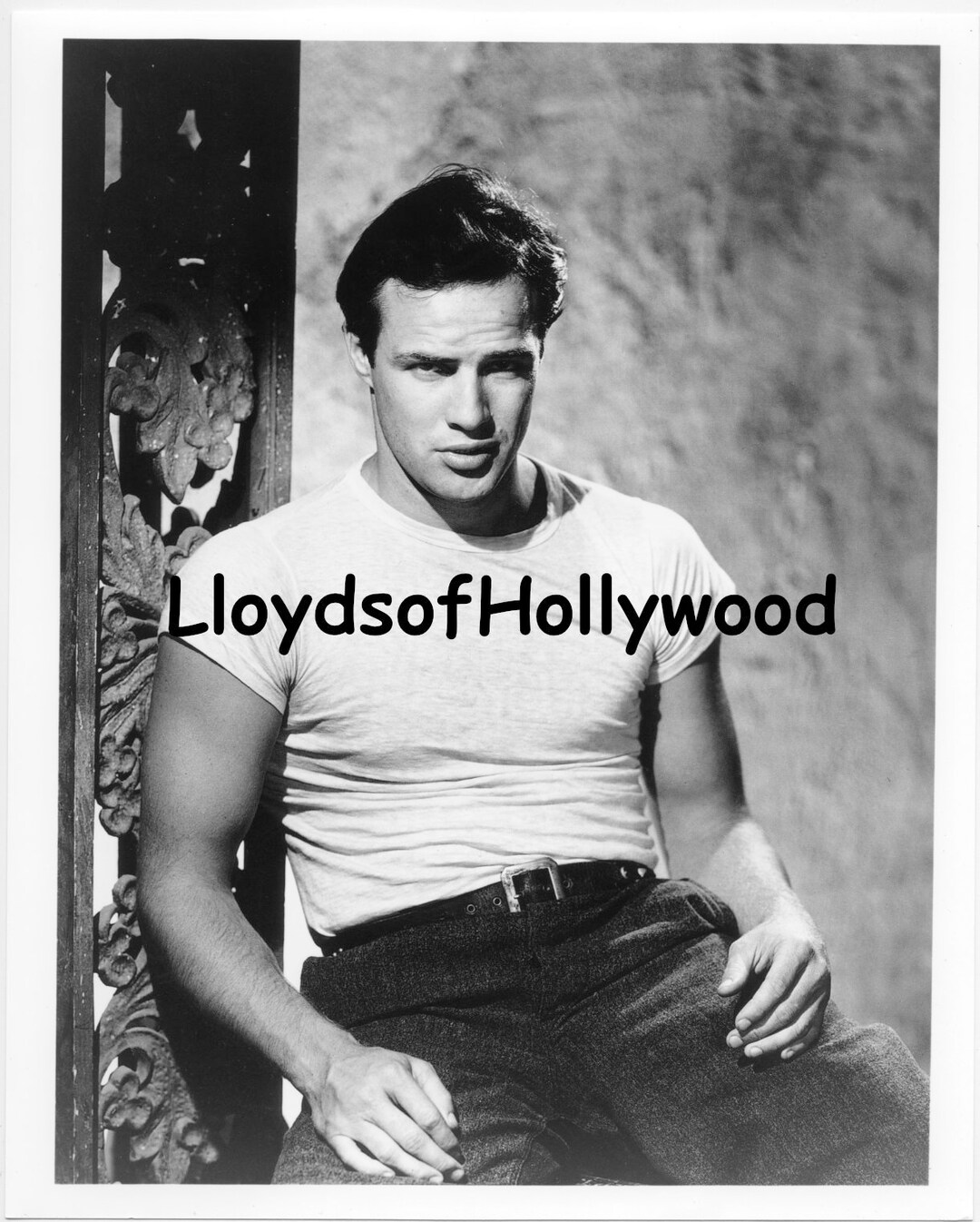 マーロン・ブランド、白いTシャツを着たハンサムな俳優、『欲望という