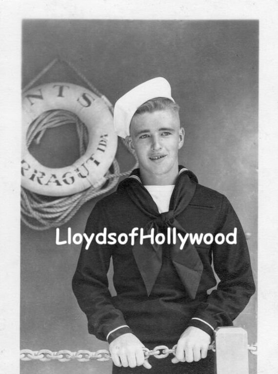 アメリカ軍下士官 船上で制服を着たハンサムな海軍水兵 1950 年代半ば 