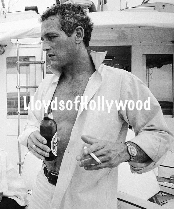 Paul Newman, bell'attore su una barca da pesca che beve una birra