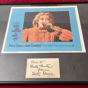 Fiche d'autographes de Bette Davis encadrée d'une carte originale du lobby américain Qu'est-il arrivé à Baby Jane ?  1962
