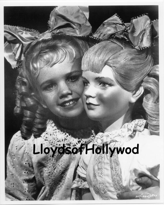 Julie Allred spielt die kleine Bette David mit Baby Jane Puppe was auch immer mit Baby Jane passiert Studio Werbefotografie 1962