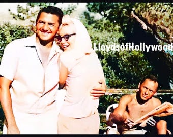 Marilyn Monroe abbraccia Buddy Greco Frank Sinatra sullo sfondo Cal Neva Lodge sul lago Taho Fotografia 1962