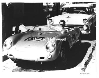 Se decía que James Dean en su Porsche Spyder, el coche de la muerte, estaba maldito. Última fotografía de JD tomada en 1955.