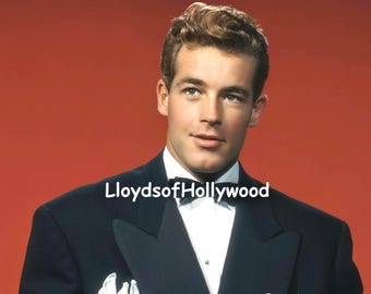 Guy Madison, bell'attore di Hollywood in cravatta nera, fotografia del 1945