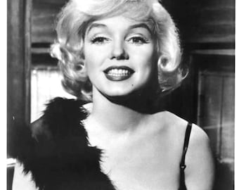 Marilyn Monroe indossa una vestaglia disegnata da Orry Kelly A qualcuno piace caldo Prova di guardaroba Fotografia 1958