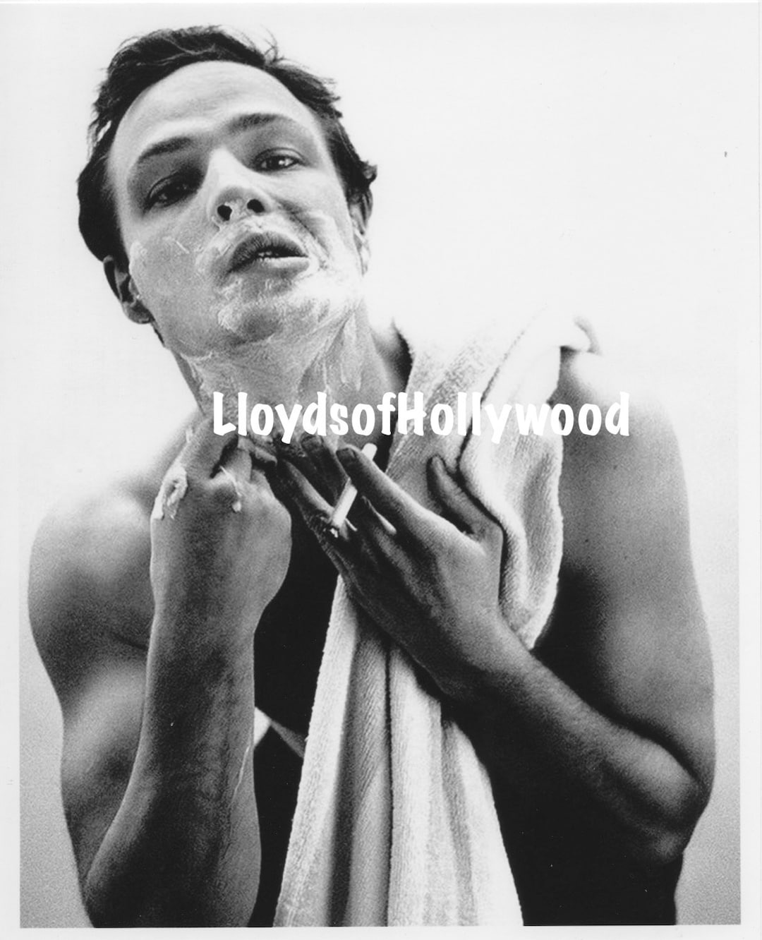 マーロン・ブランド ハンサムなハリウッド俳優の髭剃りスナップ写真