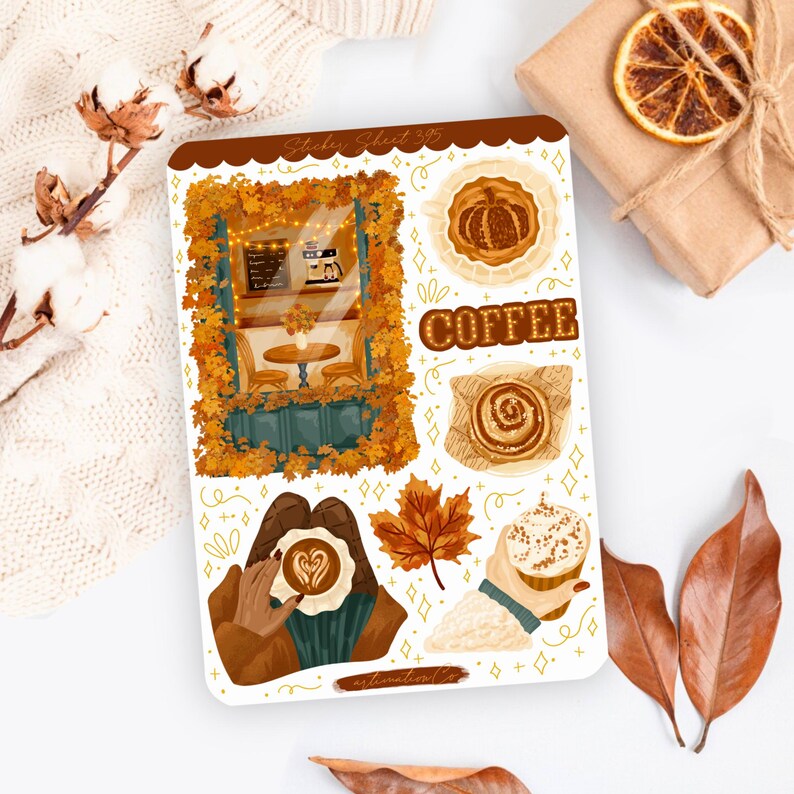 Pode incluir: Uma folha de adesivos com tema de caf&eacute; de outono. A folha apresenta ilustra&ccedil;&otilde;es de caf&eacute;, doces e folhas de outono. A palavra "COFFEE" est&aacute; em uma fonte marrom texturizada. A folha &eacute; decorada com uma borda marrom ondulada.