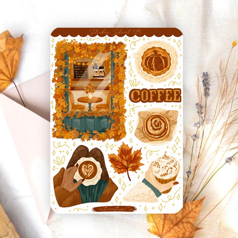 Pode incluir: Uma folha de adesivos com ilustra&ccedil;&otilde;es com tema de outono. Os desenhos incluem uma cena de caf&eacute;, x&iacute;caras de caf&eacute; com arte de ab&oacute;bora, um rolo de canela, uma folha de bordo e a palavra "COFFEE" em letras iluminadas. A folha est&aacute; rotulada como "Sticker Sheet 395".