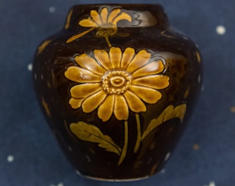 Petit vase à fleurs vintage des années 30 / Vase floral du milieu du siècle / Vase botanique des années 1930 / Vase marguerite en céramique vintage / Petites fleurs de vase brun