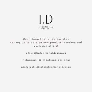 以下が含まれることがあります： 「I.D. Intentional Design」というテキストグラフィックと、「新しい商品の発売や限定オファーについて最新情報を入手するには、ぜひ当店のフォローをお願いします！」というテキストが表示されています。その後、Etsy、Instagram、Pinterestのソーシャルメディアハンドルが表示されます。