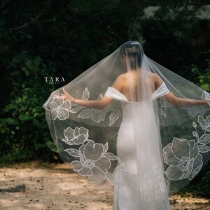 Fingertips Veil with Embellishments / 