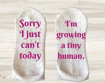 Calcetines deportivos moteados para mamá primeriza: "Creciendo un pequeño humano"