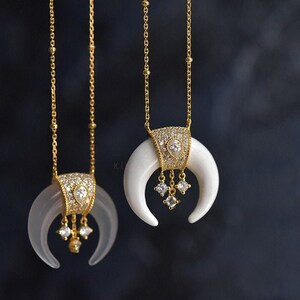 Lili claspe moon necklace hot sale