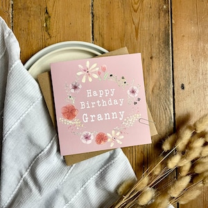 Karte Oma zum Geburtstag | Blumenkranz Design mit gepressten Blumen | Handgemachte Glückwunschkarte für Oma | Rosa Blumengrußkarte, BFR2-G
