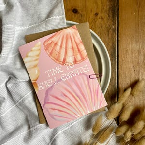 Muschel Geburtstagskarte – Time to Shell-ebrate – Pinkes Muschel-Design – 13x18, Küsten Grußkarte – Handgemachte Karte – Für Sie oder einen Freund, B94
