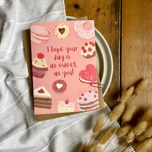 Süße Geburtstagskarte – Rosa Kuchen & Kekse – Handgemachte Geburtstagskarte im Format 15x7 – "Ich hoffe, dein Geburtstag ist so süß wie du" – Für Sie oder Ihn, B93