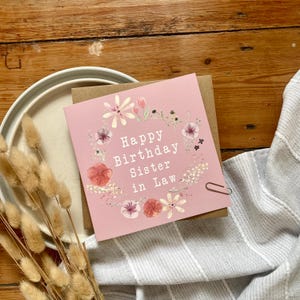 Carte de joyeux anniversaire belle-soeur - Couronne de fleurs avec fleurs pressées - Fait main et personnalisé - Esthétique rose élégante, BFR2-SIL