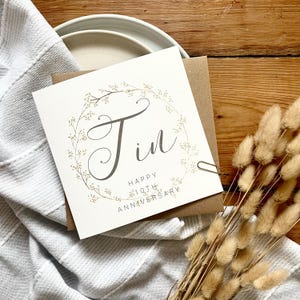 Tarjeta personalizada de hojalata para el décimo aniversario: elegante diseño de corona floral, mensaje personalizado para esposa, esposo, padres o amigos especiales, AR10