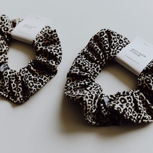 Scrunchie Haargummi "Leo II" aus Jersey, sand/schwarz