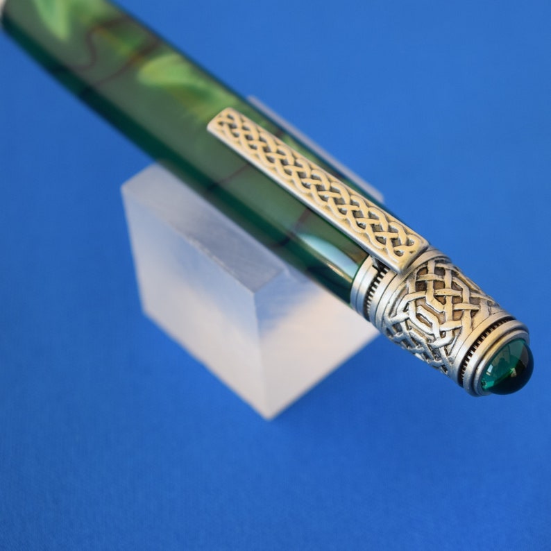 Celtic Twist Pen Antique Pewter in Kelly Green Acrylic