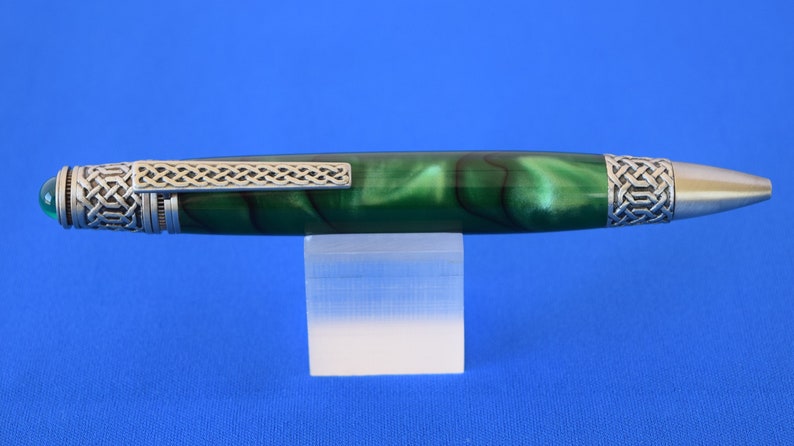 Celtic Twist Pen Antique Pewter in Kelly Green Acrylic