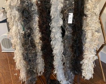 handgemacht, Schal, vegetarisch, Wolle, Fleece, Schaf, warm, gelockt, Locken, Wintermode, einzigartig, Geschenk, weiche Wolle, Bauernhof, Frau