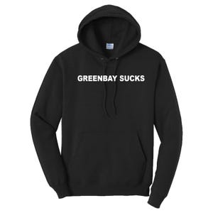 Op de afbeelding: Zwart hoodie met de tekst "GREENBAY SUCKS" in wit gedrukt op de voorkant.