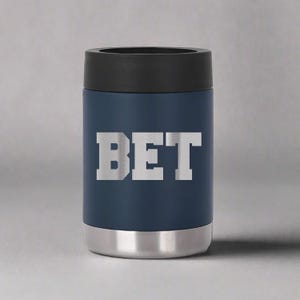 Op de afbeelding: Een marineblauwe geïsoleerde drankhouder met het woord "BET" in witte blokletters. Het heeft een zwarte bovenkant en een zilverkleurige basis. Het ontwerp is eenvoudig en modern, geschikt om drankjes koud te houden. Hoogte ongeveer 12 cm.