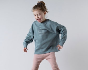 Kinder Sweatshirt aus Bio-Baumwolle | Stahlblau | Kastige Passform | Weicher 320 g/m² French Terry | Ekzem-freundlich | UK entworfen | Sonnenaufgang Druck