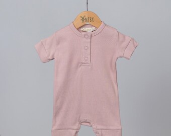 Baby Spielanzug rosa | Kurzarm-Mädchen-Strampler mit Druckknopfleiste | Gerippte Bio Baumwolle Baby Outfit | Sommer Baby Strampler Kleidung