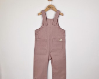 Rosa Kinder-Latzhose | Latzhose für Babies aus Bio-Baumwolle | Verstellbarer Boxy Fit Overall mit Taschen | Altrosa | UK Designed, kleine Auflagen
