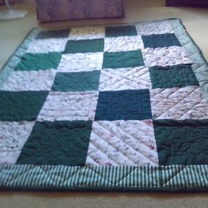 Grün-Weißer handgemachter Quilt