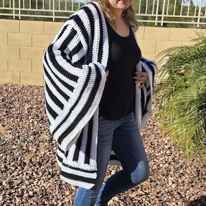 WZÓR SZYDEŁKOWY NA KARDIGAN WĘŻOWY