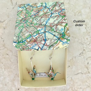 Regalo ecológico único, pendientes de grulla de origami con mapa reciclado, ubicación personalizada en Reino Unido/mundo y/o opciones de piedra de nacimiento, estilo japonés, artesano del Reino Unido