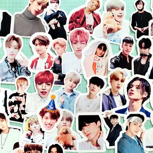 Puede incluir: Un collage de 30 pegatinas coloridas con im&aacute;genes de hombres j&oacute;venes con diferentes peinados y expresiones. Las pegatinas est&aacute;n dispuestas en un patr&oacute;n aleatorio sobre un fondo verde claro.