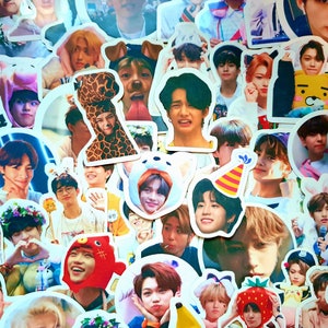 Puede incluir: Una colecci&oacute;n de pegatinas coloridas con varias im&aacute;genes de una banda de chicos de K-pop. Las pegatinas son redondas y ovaladas y presentan diferentes expresiones y poses de los miembros de la banda. Algunas pegatinas tienen un estilo de dibujos animados, mientras que otras son m&aacute;s realistas.