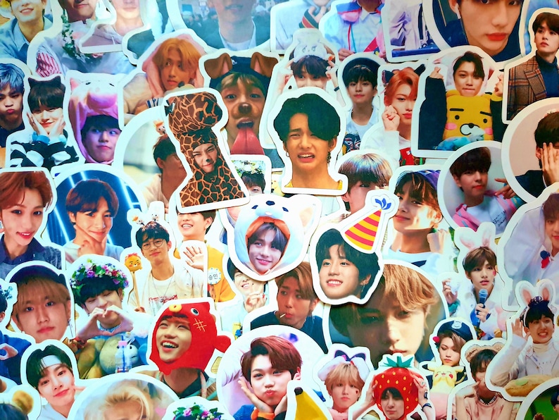 Puede incluir: Una colecci&oacute;n de pegatinas coloridas con varias im&aacute;genes de una banda de chicos de K-pop. Las pegatinas son redondas y ovaladas y presentan diferentes expresiones y poses de los miembros de la banda. Algunas pegatinas tienen un estilo de dibujos animados, mientras que otras son m&aacute;s realistas.